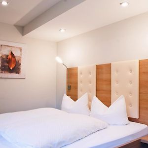 Großes Zimmer mit Kingsize-Bett